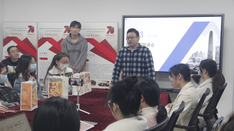 行业背景：IT行业的高速发展带动了相关培训机构的兴起